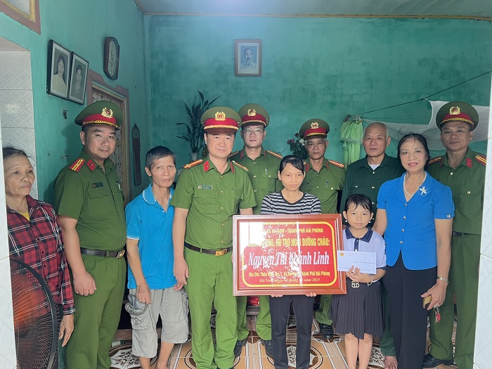 Công an xã Hà Nam nhận đỡ đầu, hỗ trợ nuôi dưỡng hai cháu nhỏ có hoàn cảnh đặc biệt khó khăn